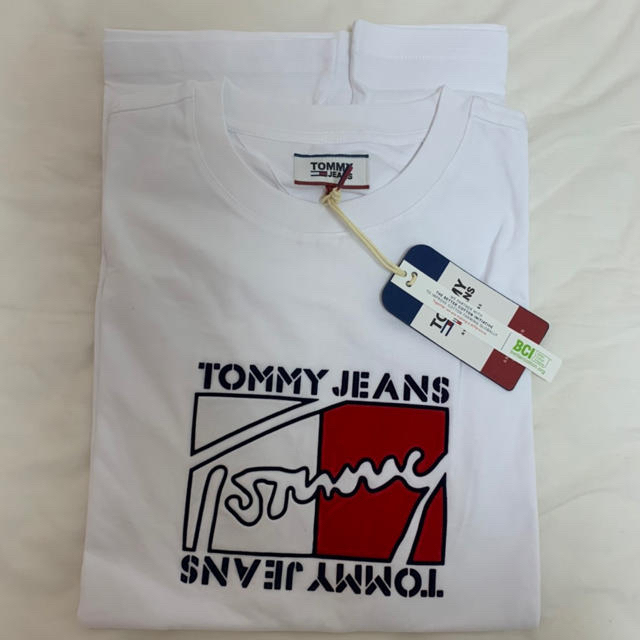 TOMMY HILFIGER(トミーヒルフィガー)の★新品タグつき★TOMMY JEANS トミー白Tシャツ メンズのトップス(Tシャツ/カットソー(半袖/袖なし))の商品写真