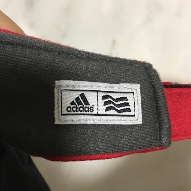 adidas(アディダス)のアディダス addidas サンバイザー 赤 レッド ゴルフ テニス レディースの帽子(キャップ)の商品写真