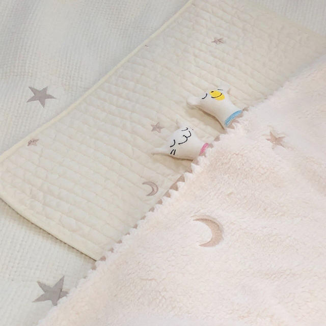 Ayumi様専用　月と星ゴールド刺繍おむつ替マット　韓国イブル　45×70 キッズ/ベビー/マタニティのおむつ/トイレ用品(おむつ替えマット)の商品写真