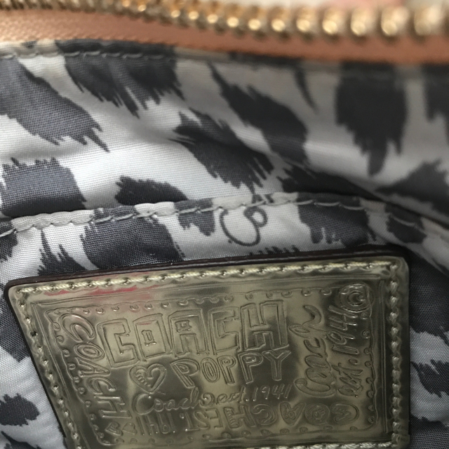 COACH(コーチ)のcoach ゴールド　ショルダーバッグ レディースのバッグ(ショルダーバッグ)の商品写真