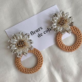 マーキュリーデュオ(MERCURYDUO)のWhite flower×brown rattanpierce/earring(ピアス)