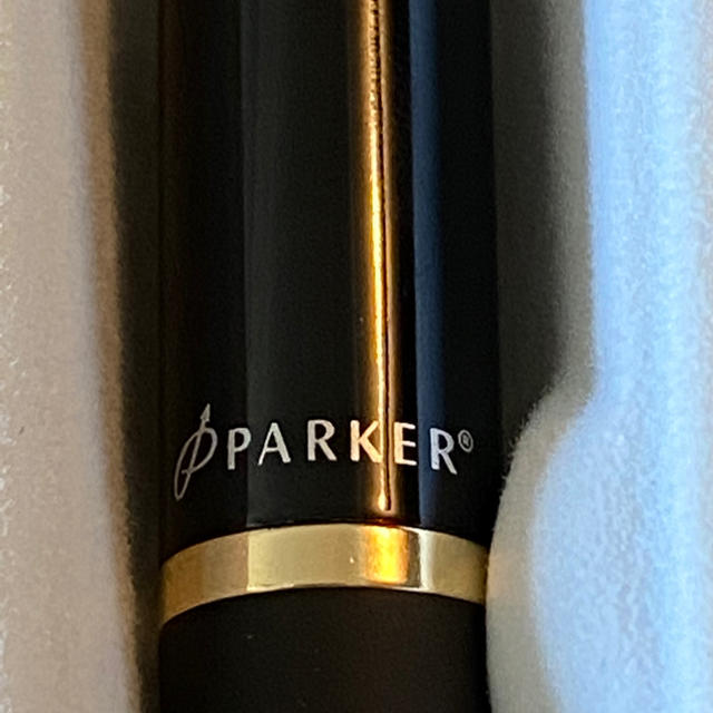 Parker(パーカー)の[未使用]  パーカー  ボールペン  PARKER ブラックゴールド インテリア/住まい/日用品の文房具(ペン/マーカー)の商品写真