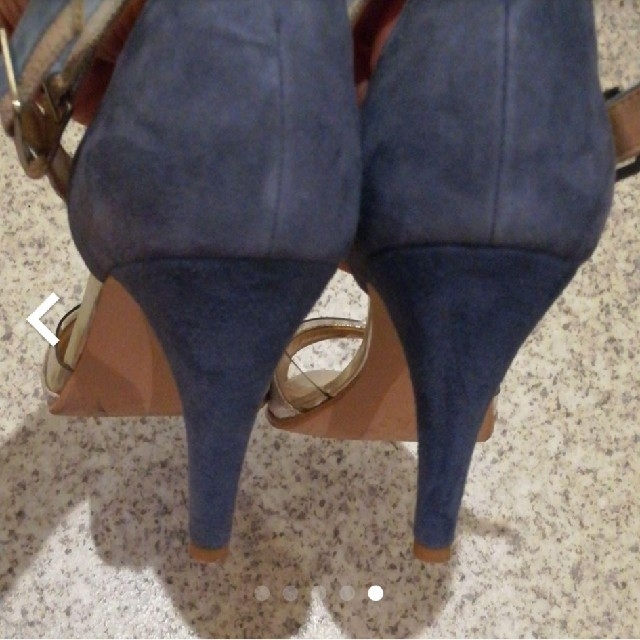 VIVA ANGELINA(ビバアンジェリーナ)のVIVA ANGELICA  シルバーブルースウェードサンダル レディースの靴/シューズ(サンダル)の商品写真