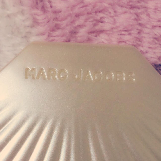 MARC BY MARC JACOBS(マークバイマークジェイコブス)のマークジェイコブスシェル型ミラー コスメ/美容のコスメ/美容 その他(その他)の商品写真