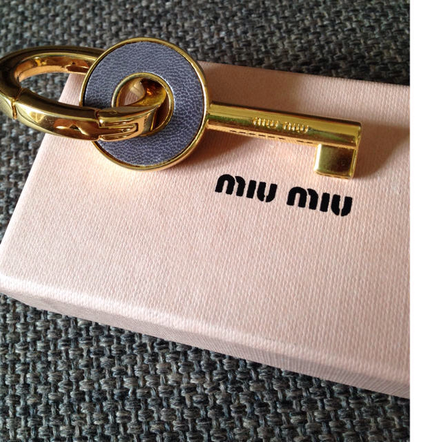 miumiu(ミュウミュウ)のmiumiu♡チャーム レディースのファッション小物(キーホルダー)の商品写真