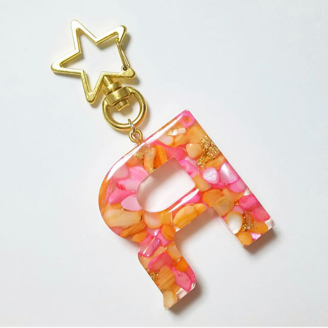 現品】R イニシャルキーホルダー さざれ石 ピンクオレンジの通販 by 翔琉ママ イニシャルキーホルダー さざれ石
