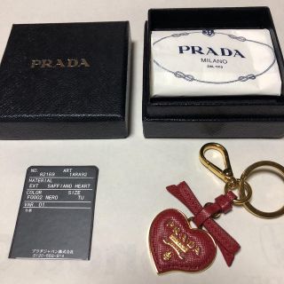 プラダ(PRADA)の【PRADA】サフィアーノキーホルダー赤色（箱・札・付)(キーホルダー)