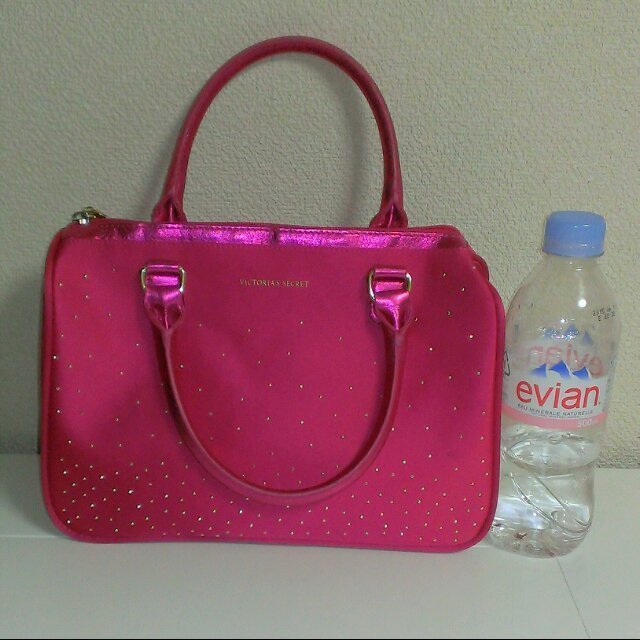 Victoria's Secret(ヴィクトリアズシークレット)のヴィクトリア♡スタッズ付ピンクBAG ♡ レディースのバッグ(ショルダーバッグ)の商品写真
