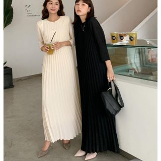 ザラ(ZARA)のバースデーバッシュクルーネックロングプリーツドレス LS(ロングワンピース/マキシワンピース)