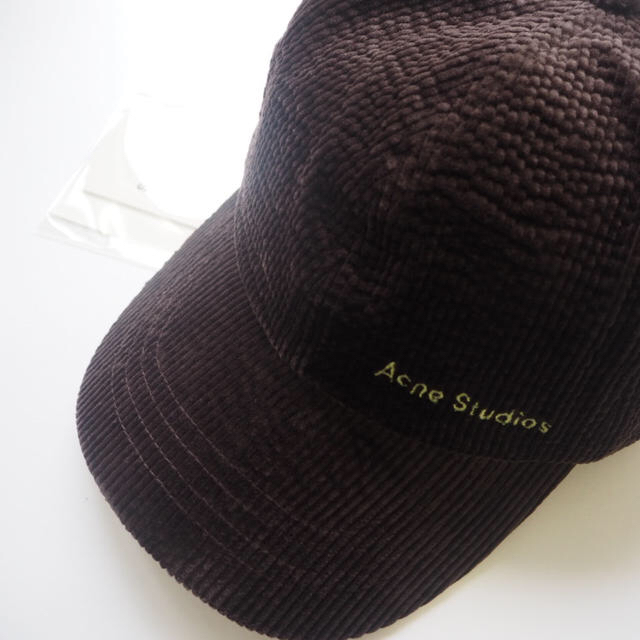 ACNE(アクネ)のACNE STUDIOS カーリー ロゴ コーデュロイキャップ 帽子　新品未使用 メンズの帽子(キャップ)の商品写真
