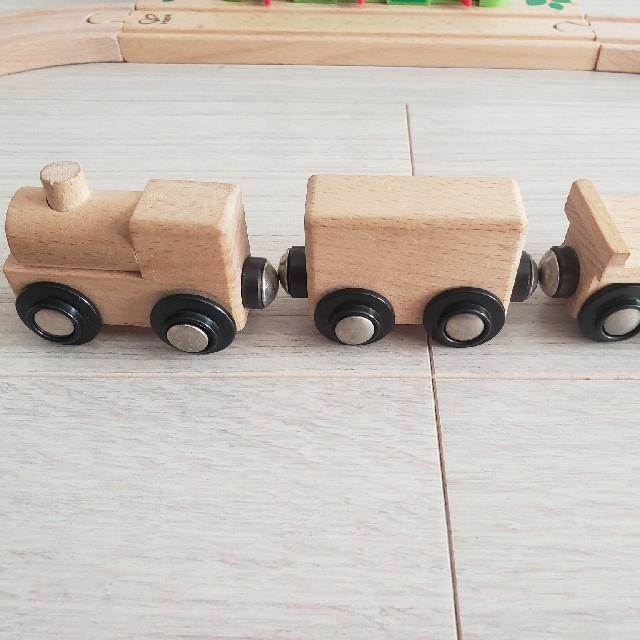 アカチャンホンポ(アカチャンホンポ)の木製　レール　電車　セット キッズ/ベビー/マタニティのおもちゃ(電車のおもちゃ/車)の商品写真