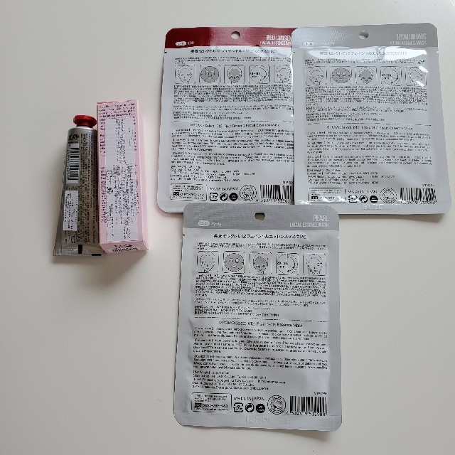 ロクシタン　ハンドクリーム　ローズ　30ml+シートパックセット新品未使用 コスメ/美容のボディケア(ハンドクリーム)の商品写真