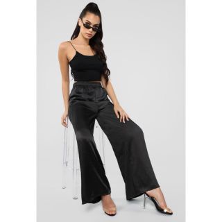 エイソス(asos)の新品未使用　fashion nova サテン ブラック　ワイドパンツ(カジュアルパンツ)