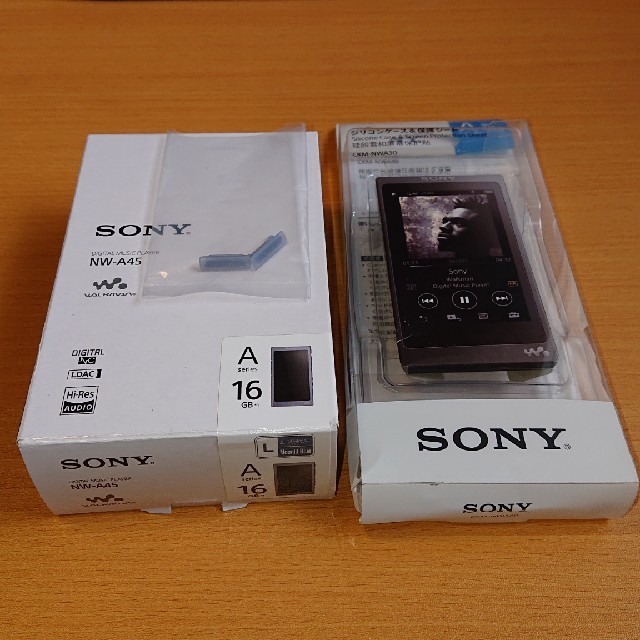 SONY(ソニー)のSONY NW-A45 ケース付き スマホ/家電/カメラのオーディオ機器(ポータブルプレーヤー)の商品写真