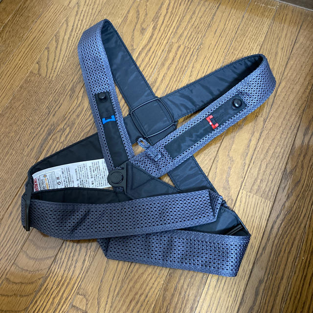 BABYBJORN(ベビービョルン)のお値下げしました！8000→6000ベビービョルン　抱っこ紐 mini air キッズ/ベビー/マタニティの外出/移動用品(抱っこひも/おんぶひも)の商品写真