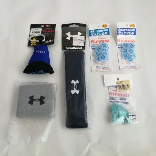 アンダーアーマー(UNDER ARMOUR)のランニングセット ヘッドバンド、リストバンドゼッケン留め(トレーニング用品)