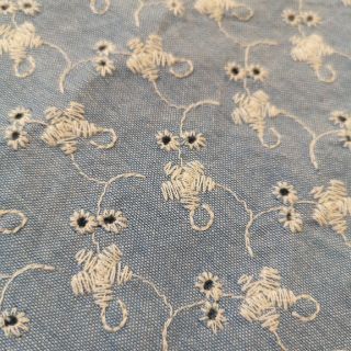 ローラアシュレイ(LAURA ASHLEY)の青　レース　花刺繍　生地　おまけ付き(生地/糸)