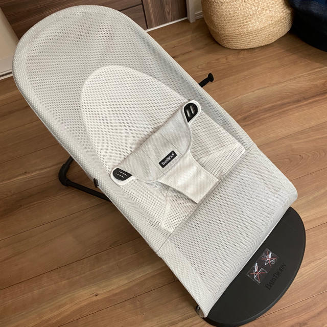 BABYBJORN(ベビービョルン)のベビージョルン バウンサー メッシュ バランスソフトエアー　シルバーホワイト キッズ/ベビー/マタニティの寝具/家具(その他)の商品写真