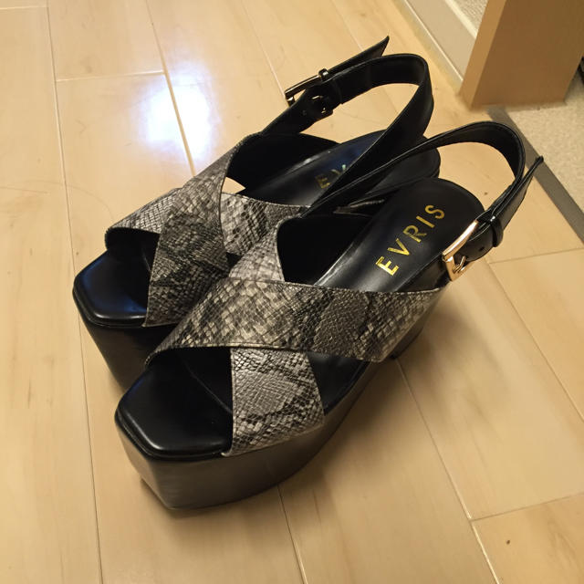 EVRIS(エヴリス)のevris パイソンサンダル レディースの靴/シューズ(サンダル)の商品写真