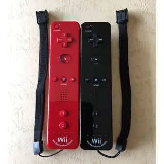 ウィー(Wii)のwiiリモコンプラス☆赤黒ストラップ付き(家庭用ゲーム機本体)