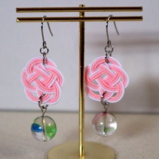 水引 梅結びとビー玉みたいな虹色ガラスビーズ