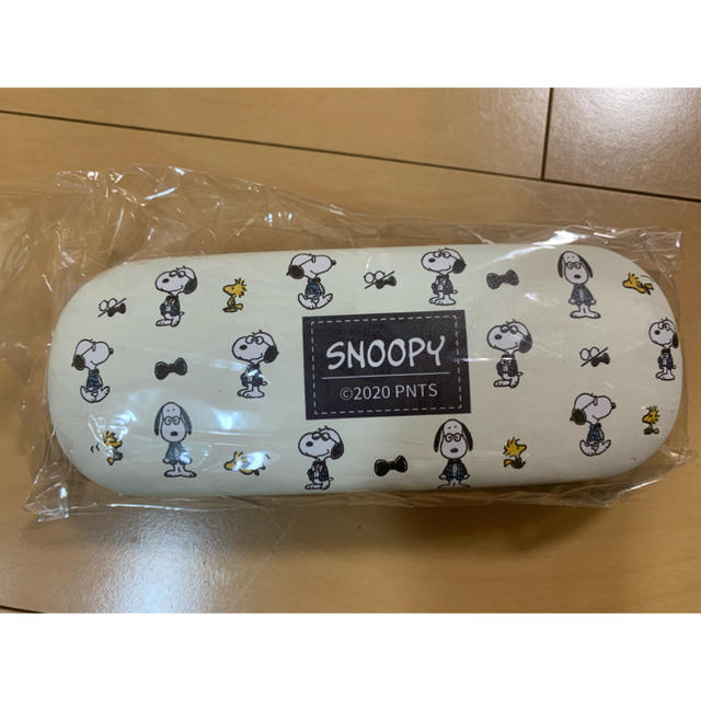 SNOOPY(スヌーピー)の【新品未使用】スヌーピー  メガネケース　サングラスケース レディースのファッション小物(サングラス/メガネ)の商品写真