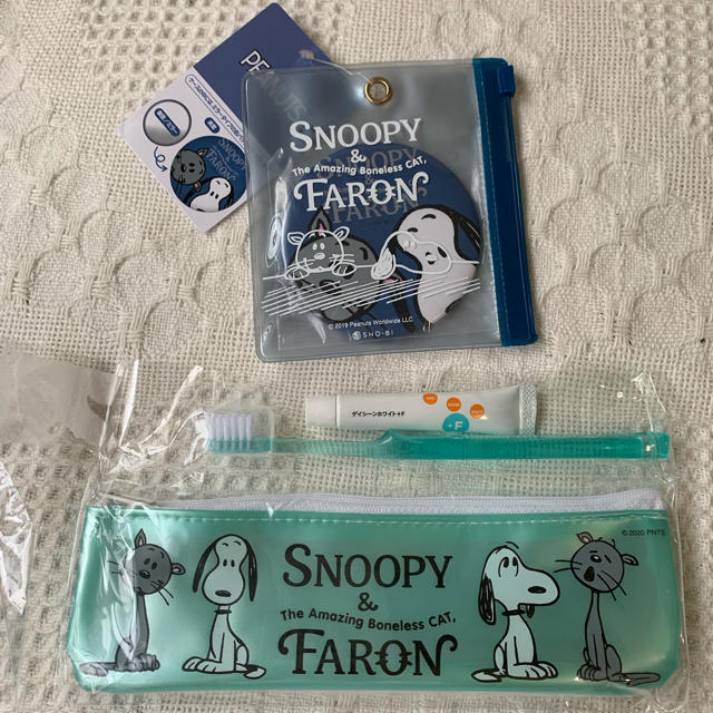 SNOOPY(スヌーピー)の《新品 タグ付き》スヌーピー＆ファーロン   ミラーと歯ブラシセット  2点 エンタメ/ホビーのおもちゃ/ぬいぐるみ(キャラクターグッズ)の商品写真