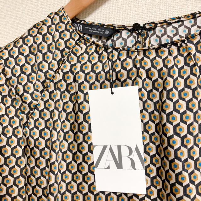 ZARA(ザラ)のタグ付き新品◎ZARA新作 ジオメトリック柄ブラウス レディースのトップス(シャツ/ブラウス(長袖/七分))の商品写真