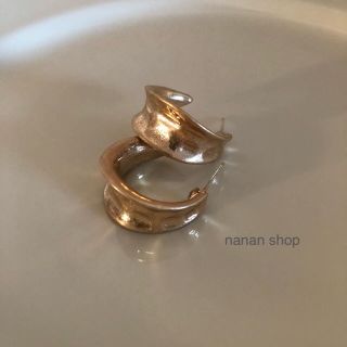 ザラ(ZARA)のフープピアス gold マットゴールドピアス【即購入OK】ゴールドフープピアス(ピアス)