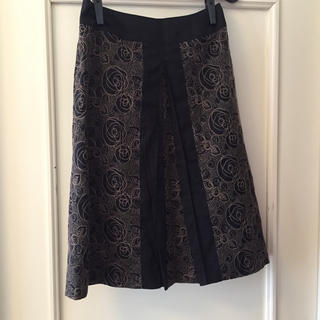 トゥモローランド(TOMORROWLAND)の刺繍ブラックAラインスカート(ひざ丈スカート)