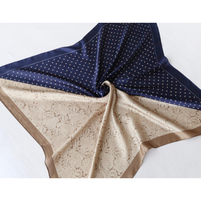 ハーフデザインスカーフ ブラウン 秋カラー アースカラー ベージュ バンダナ レディースのファッション小物(バンダナ/スカーフ)の商品写真