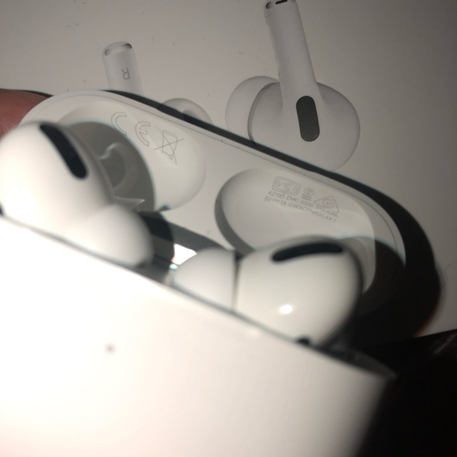 Apple(アップル)のAirPods pro スマホ/家電/カメラのオーディオ機器(ヘッドフォン/イヤフォン)の商品写真