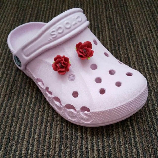 crocs(クロックス)の薔薇　2個セット　クロックス用チャーム レディースのアクセサリー(その他)の商品写真