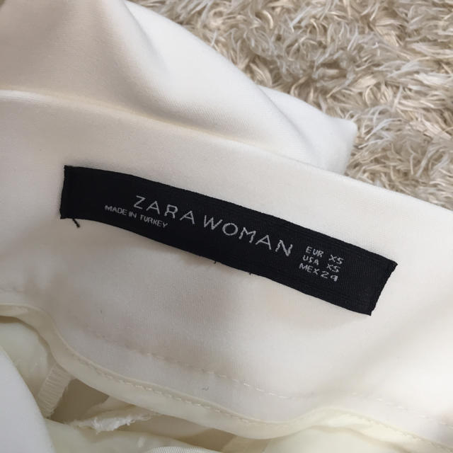 ZARA(ザラ)のZARA ホワイトパンツ レディースのパンツ(ショートパンツ)の商品写真