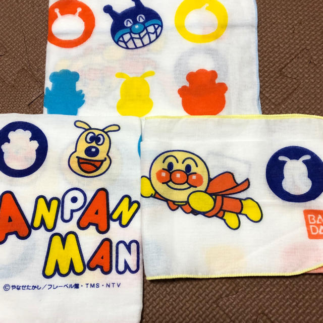 アンパンマン(アンパンマン)の未使用 アンパンマン ガーゼハンカチ 3枚セット キッズ/ベビー/マタニティのキッズ/ベビー/マタニティ その他(その他)の商品写真