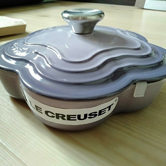 LE CREUSET(ルクルーゼ)のクーポン値下げ！新品　ル・クルーゼ　フラワー　ホーロー鍋　プレート　フルール インテリア/住まい/日用品のキッチン/食器(鍋/フライパン)の商品写真