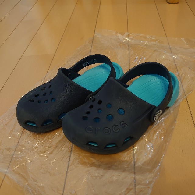 crocs(クロックス)のサンダル つっかけ ネイビー×水色 C8(15.5センチ)  キッズ/ベビー/マタニティのキッズ靴/シューズ(15cm~)(サンダル)の商品写真