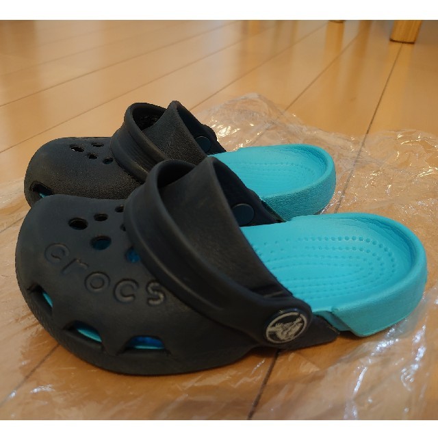 crocs(クロックス)のサンダル つっかけ ネイビー×水色 C8(15.5センチ)  キッズ/ベビー/マタニティのキッズ靴/シューズ(15cm~)(サンダル)の商品写真