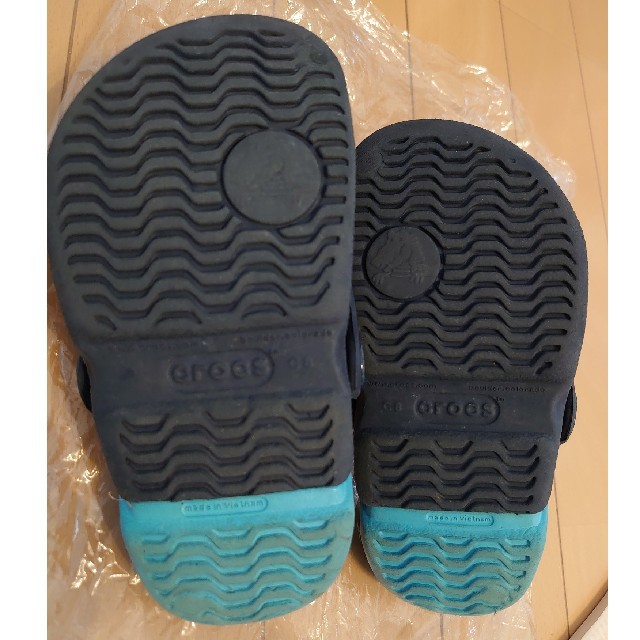 crocs(クロックス)のサンダル つっかけ ネイビー×水色 C8(15.5センチ)  キッズ/ベビー/マタニティのキッズ靴/シューズ(15cm~)(サンダル)の商品写真