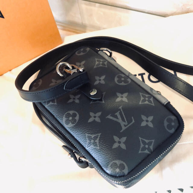 LOUIS VUITTON(ルイヴィトン)の入手困難 最新モデル ルイ ヴィトン ダブル フォン ウオレット メンズのバッグ(ボディーバッグ)の商品写真