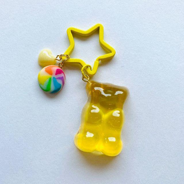 BIGベアグミのキーホルダー(yellow) ハンドメイドのアクセサリー(キーホルダー/ストラップ)の商品写真