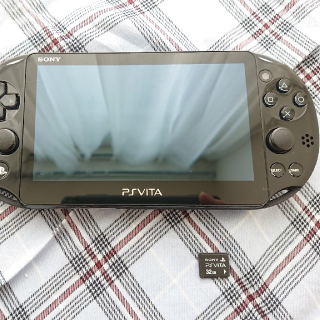 SONY(ソニー)のps vita 2000 32gbSDカード付き エンタメ/ホビーのゲームソフト/ゲーム機本体(携帯用ゲーム機本体)の商品写真