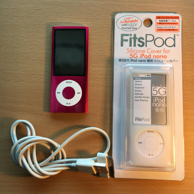 Apple(アップル)のユウ様専用　Apple iPod nano 第5世代 8GB シリコンカバー付き スマホ/家電/カメラのオーディオ機器(ポータブルプレーヤー)の商品写真