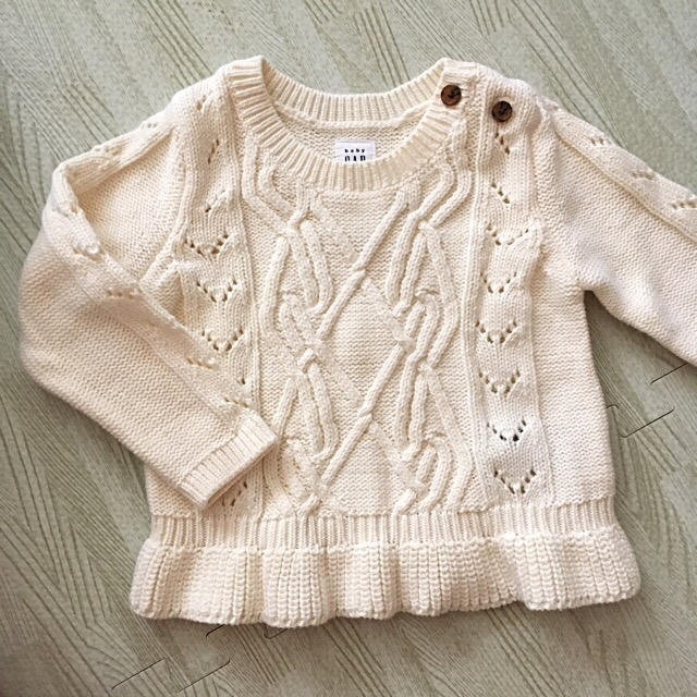 GAP(ギャップ)のbaby gap ケーブル編みペプラムニット キッズ/ベビー/マタニティのベビー服(~85cm)(ニット/セーター)の商品写真