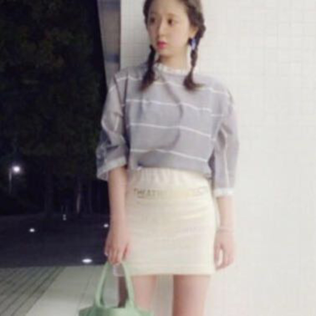 THEATRE PRODUCTS(シアタープロダクツ)のロゴスカート レディースのスカート(ミニスカート)の商品写真