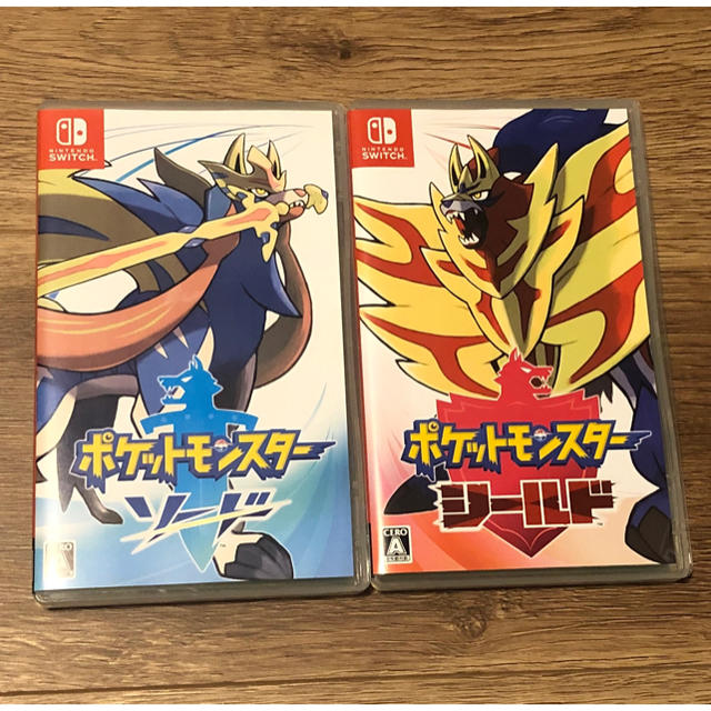 エッセンシャルコンフォート 【美品】NINTENDO SWICH本体とポケモン