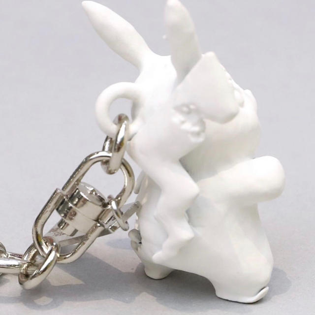 ポケモン(ポケモン)のDaniel Arsham x Pokemon x 2G Key Charm エンタメ/ホビーのおもちゃ/ぬいぐるみ(キャラクターグッズ)の商品写真