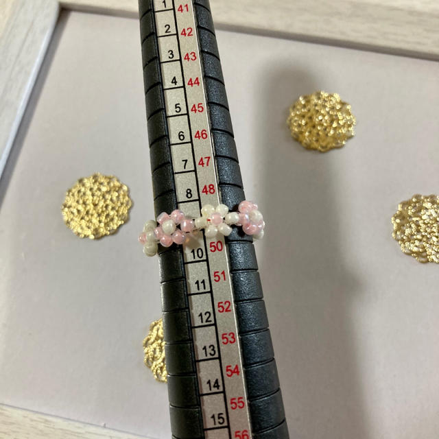 ハンドメイド ビーズリング　ピンクのお花 ハンドメイドのアクセサリー(リング)の商品写真