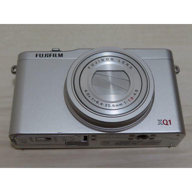 富士フイルム(フジフイルム)の富士フイルム FUJIFILM XQ1 シルバー スマホ/家電/カメラのカメラ(コンパクトデジタルカメラ)の商品写真