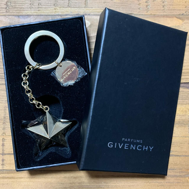 GIVENCHY(ジバンシィ)のGIVENCHY PARFUMS星型チャーム　キーホルダー　ジバンシー レディースのファッション小物(キーホルダー)の商品写真